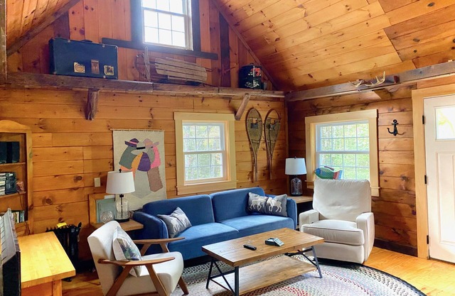 Cozy & Pet-Friendly Log Cabin with Access to a Private Beach!