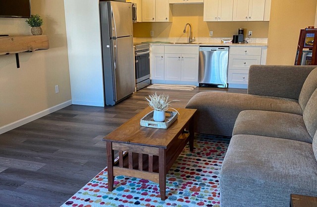 Cozy, pet friendly, 2 bedroom suite in S. Seattle