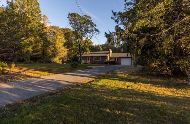 Cozy pet friendly 3-bedroom house in charming Foster with fast WiFi, full ktch