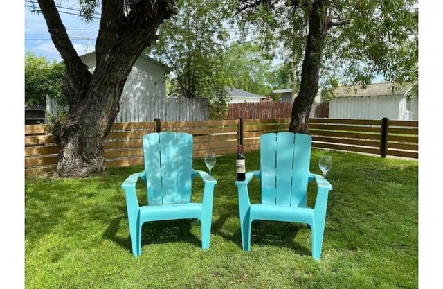 Cozy Pet Friendly Farmhouse Style Near Hospital