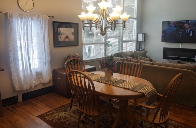 Cozy Pet Friendly Family Home- King Bed, Free Parking, Full Laundry and Wi-Fi