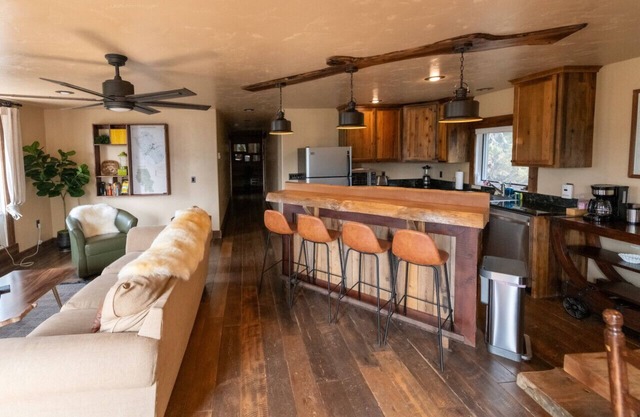 Cozy, pet-friendly loft cabin just outside Glacier NP!