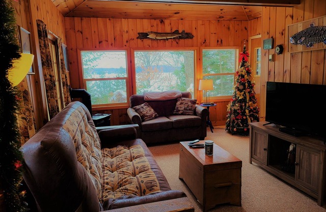 Cozy, pet friendly, main snowmobile trail on Big Arbor Vitae Lake!