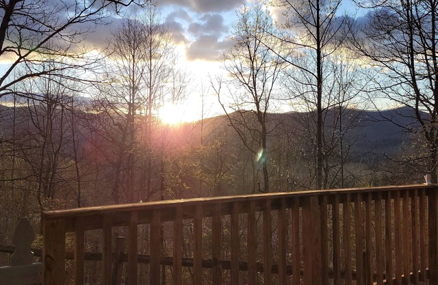 Cozy Pet Friendly Mountain Log Cabin in the Smokies with Deck and fire pit.