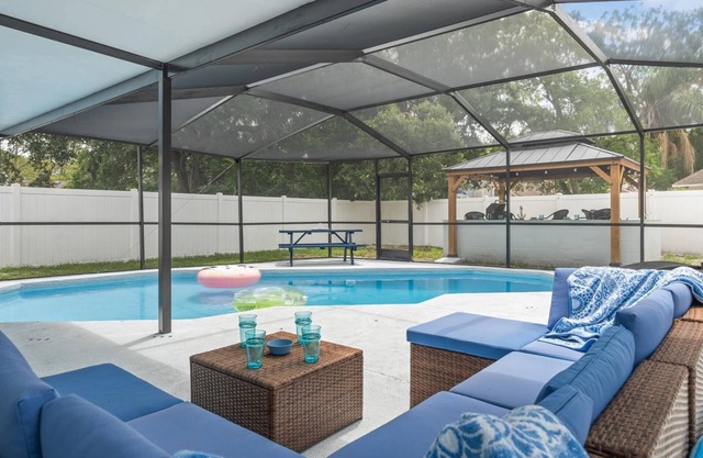 Cozy, Pet-Friendly Tampa Home with Heated & Screened Pool - 4 miles to Adventure Island/Busch Garden