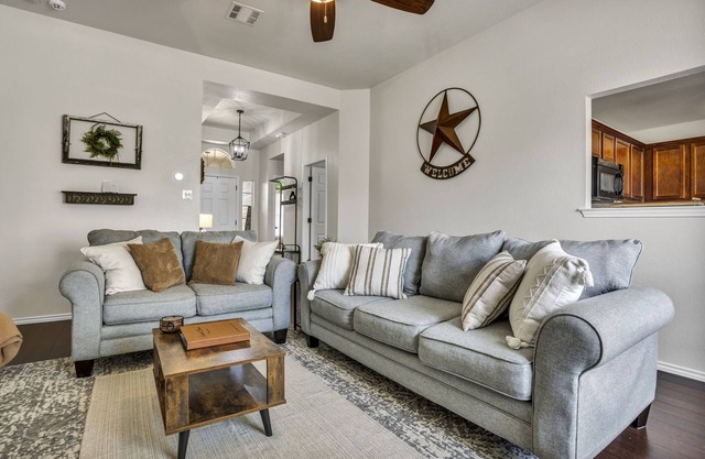 Cozy, pet friendly Texan home/walk to restaurants!/King Bed w/ workspace