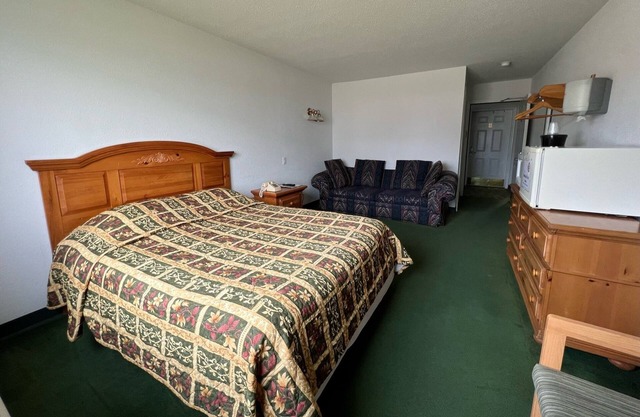 Cozy Petite Queen Economy Room with Free Parking!