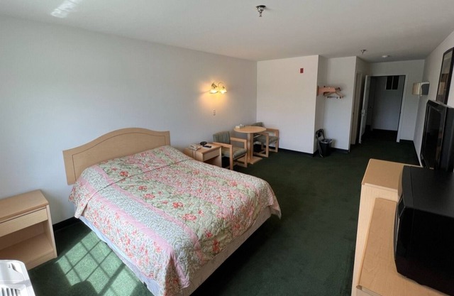 Cozy Petite Queen Suite with Free Breakfast!
