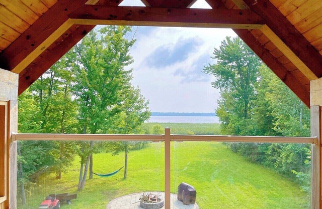 Cozy Pigeon Lake 4- Bedroom Cottage