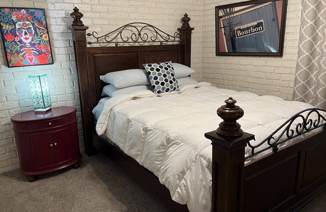 Cozy Place Downtown by the River Center minutes to LSU. Free Parking/Wifi