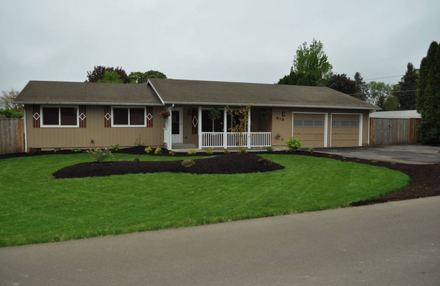 Cozy place for families, couples & friends. Hot tub awaits. Central to activity.