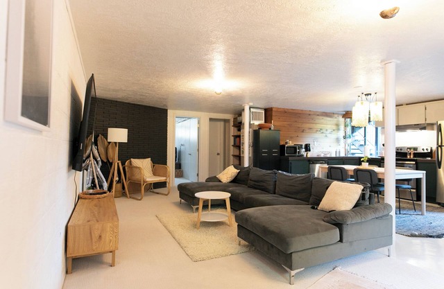 Cozy PNW Modern Hideaway – Great Location, Sleeps 4, Spacious Comfort