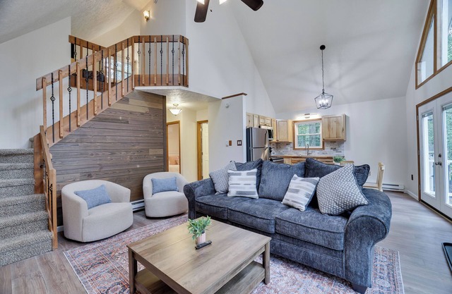 Cozy Pocono Chalet- 5 min to Pool, Beach and Lake