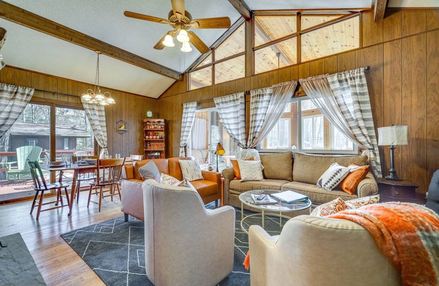 Cozy Pocono Lake Cottage w/ Fire Pit + Ping Pong!