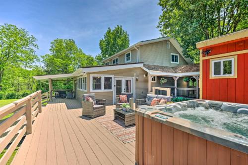 Cozy Poconos Cottage with Hot Tub Near Lake Harmony!