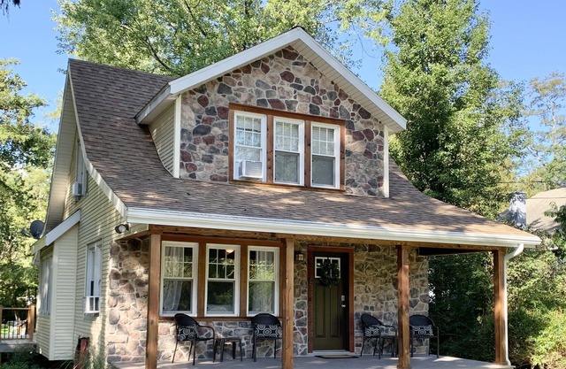 Cozy Poconos Private Creek Front Home