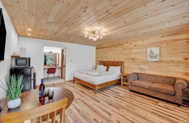 Cozy Poconos Retreat | Firepits | Pet Friendly