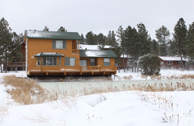 Cozy Pond-side Cabin