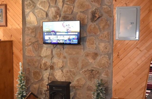 Cozy pondside cabin near Laurel Lake with full kitchen and laundry
