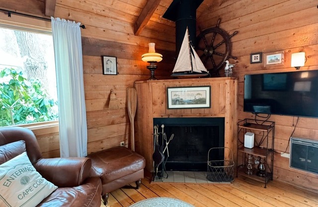 Cozy Cape Cod Beach Retreat, 5 minutes to either shore, Wellfleet swimming ponds