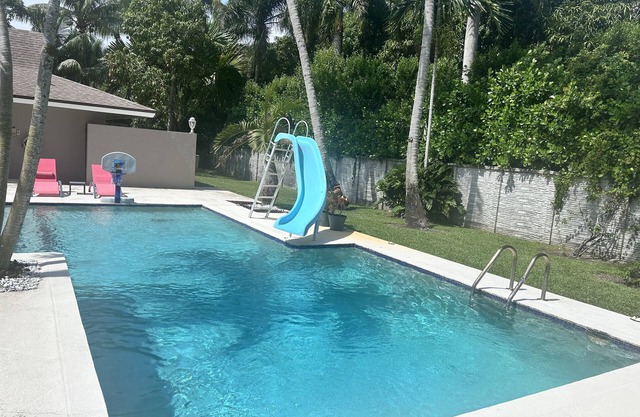 Cozy pool home minutes from Deering Bay, Thalatta Estate and Black Point Marina.