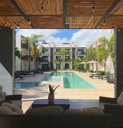Cozy Poolside Condo