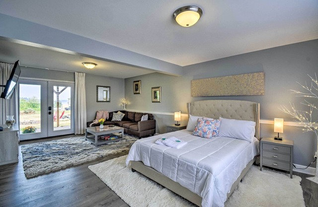 Cozy Port Orchard Home w/ Grill & Fire Pit!