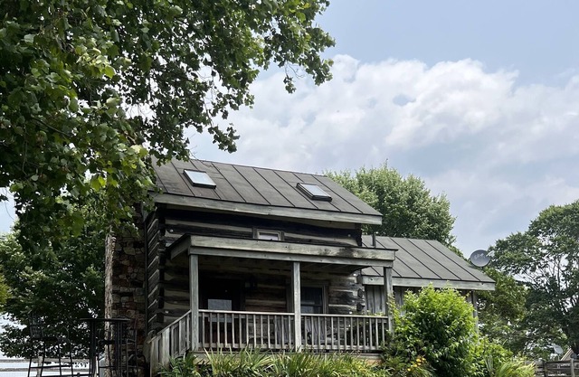 Cozy, private, 1 bedroom cabin w/beautiful view
