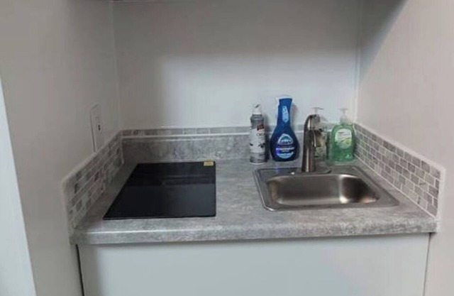 Cozy, private 1 bedroom, bath & entrance with WiFi, kitchen and laundry!