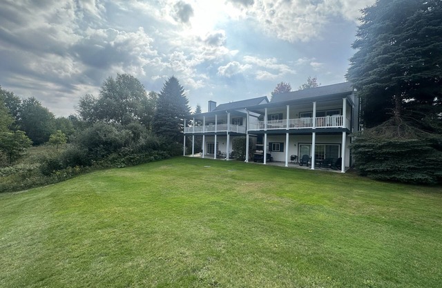 Cozy & Private 2 Bedroom / Chief Golf Cottages Lower Condo - Spectacular Views!