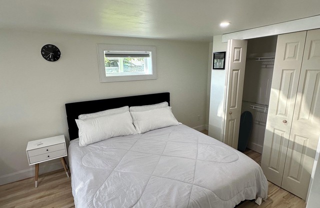 Cozy Private Bachelor Unit King Size bed.