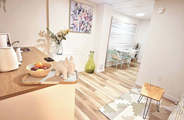 Cozy Private Basement Suite| Near Transit & U of M