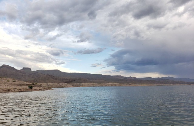 Cozy Private Boat House Near Grand Canyon West and Lake Mead on one fenced acre!