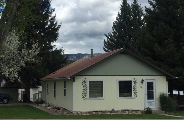 Cozy Private Candlelight Cottage on Main Street in Lava Hot Springs