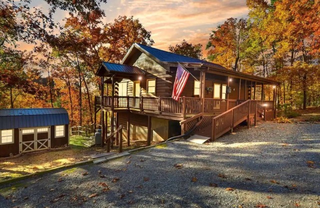 Cozy Private Cabin - Hot Tub, Pool Table, Fire Pit, Near Lake & MORE!