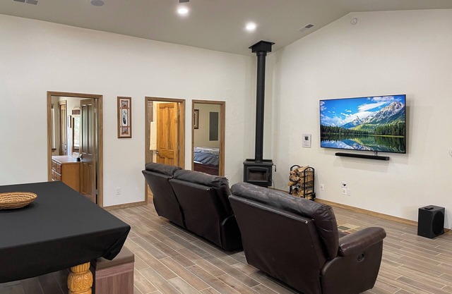 Cozy, private cabin up in the beautiful mountains of Regina, NM.