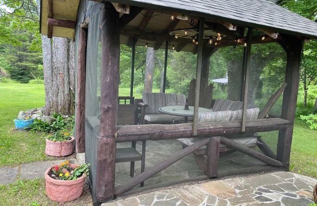 Cozy private cabin with wifi. Close to Ski, Golf, Lakes and beach.Dog friendly