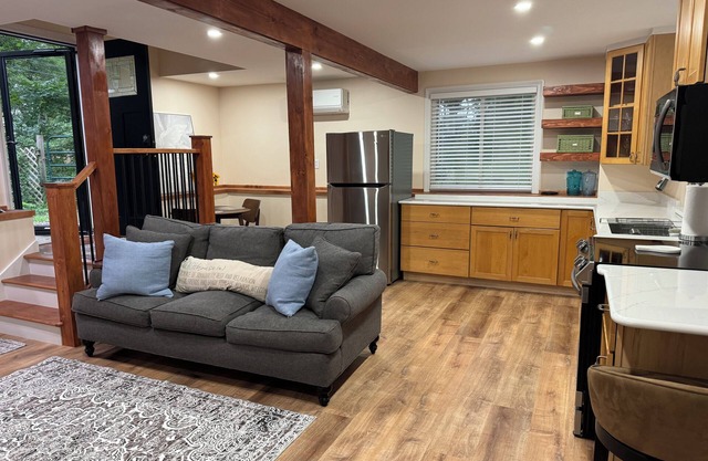 Cozy Private Cottage - close to URI, beaches, charming downtown Wakefield & more