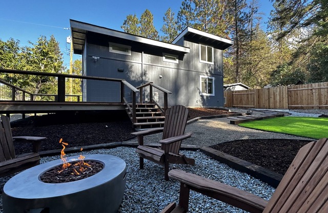 Cozy private family ranch cottage! Vineyards, Britt Festival and Applegate Lake!