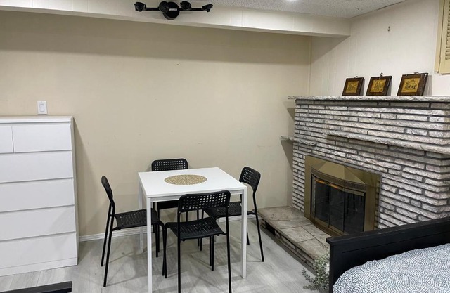 Cozy Private Guest Suite 2Rooms 2Beds 1 bath 1 Kitchenette near all amenities in Lower Unit of a house