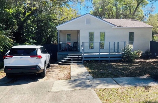 Cozy private home close to downtown, beach, military base, golf