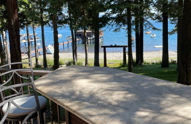 Gemütliches Privat Lakefront Cottage umgeben von grünen Bäumen