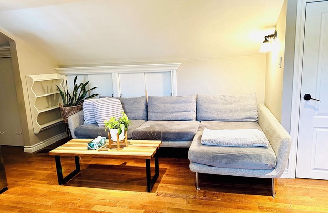 Cozy & Private Loft Apartment Near Downtown Bowmanville