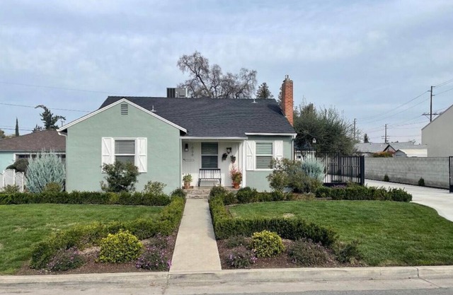 Cozy, private parking and centrally located home in Tulare!