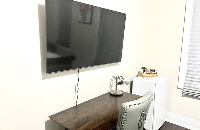 Cozy, private room close to Downtown, Brampton