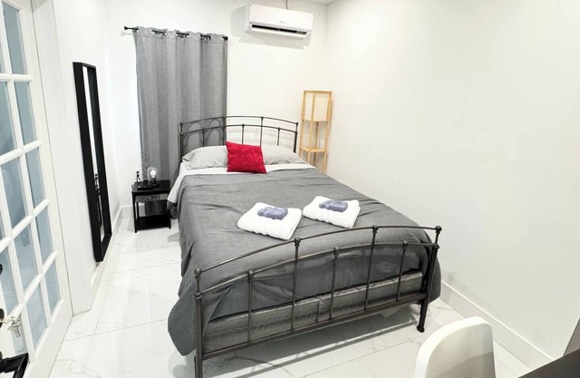 Cozy Private Room, Near the Airport - Free Parking
