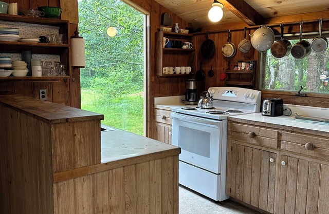 Cozy private room in 3 br house in West Tisbury