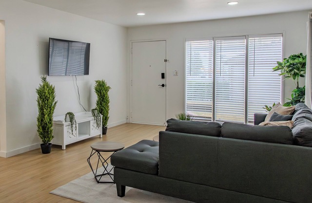 Cozy, Private &Safe 3Bed Home - 2 min from DTR&UCR