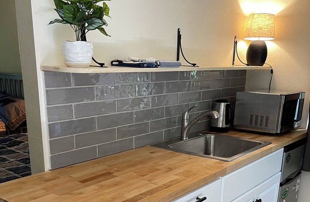 Cozy Private Studio with Separate Entrance, Ensuite Bathroom, and Kitchenette