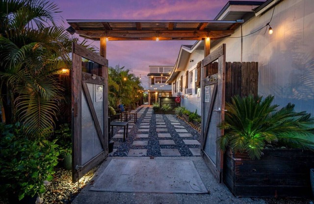 Cozy & Private Studio w/Outdoor Deck